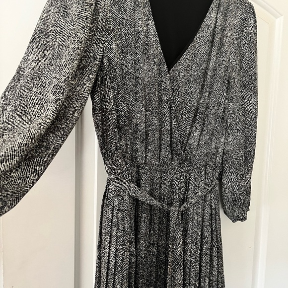 Dress - Picture 2 of 8